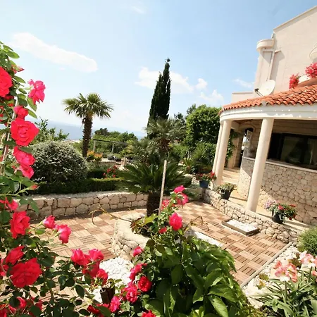 Tolle In Mit Schoenem Garten By Interhome *