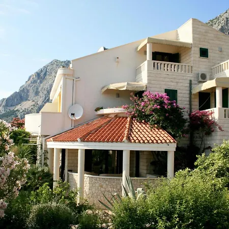 Tolle In Mit Schoenem Garten By Interhome Apartment *