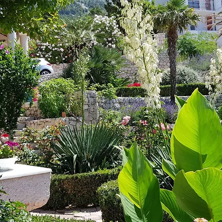 Apartment Tolle In Mit Schoenem Garten By Interhome