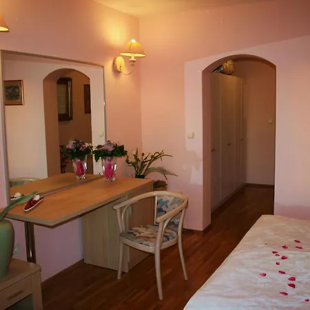 Apartment Tolle In Mit Schoenem Garten By Interhome Drašnice