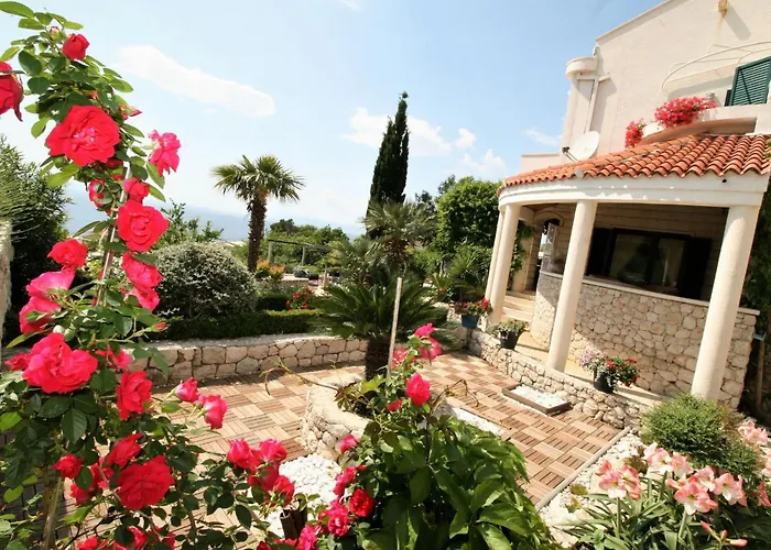 Tolle In Mit Schoenem Garten By Interhome *