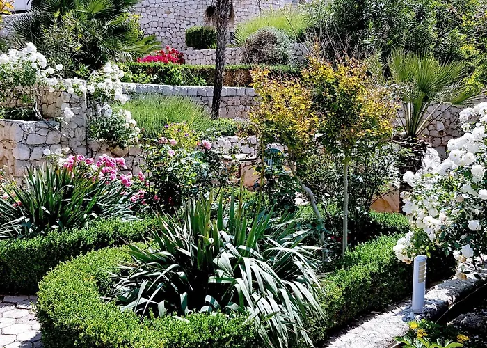 Tolle In Mit Schoenem Garten By Interhome