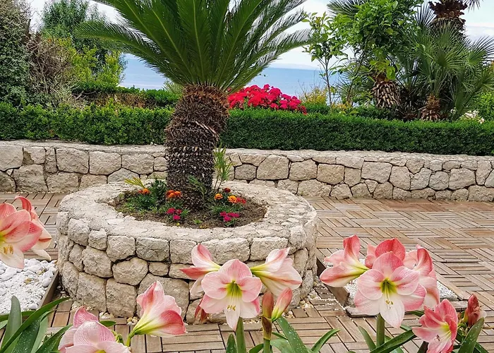 Tolle In Mit Schoenem Garten By Interhome Διαμέρισμα *