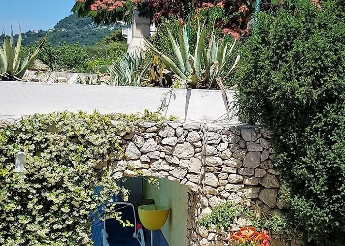Tolle In Mit Schoenem Garten By Interhome