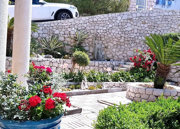 Tolle In Mit Schoenem Garten By Interhome *